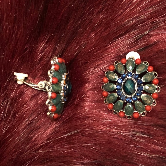 Clip Earrings Gothica Flower 1.2" - Picture 3 of 5